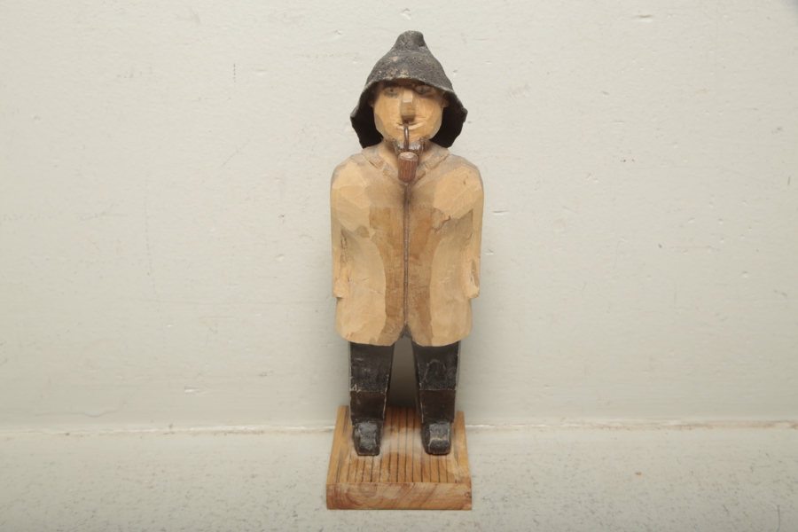 Figurin i trä, osignerad 