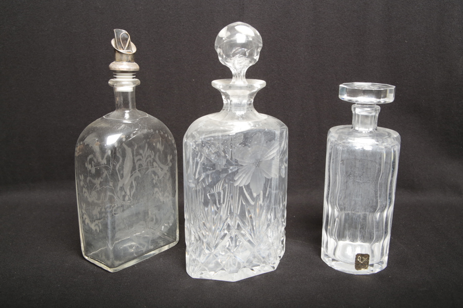 Karaffer, 3st, bl.a Kosta & brännvinsflaska m.m.