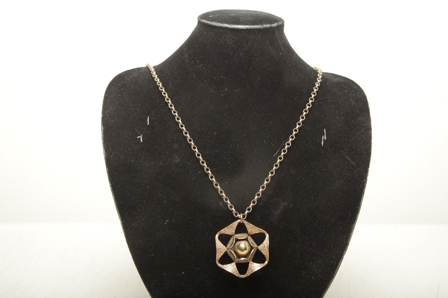 Theresia Hvorslev, Hängsmycke för Alton 