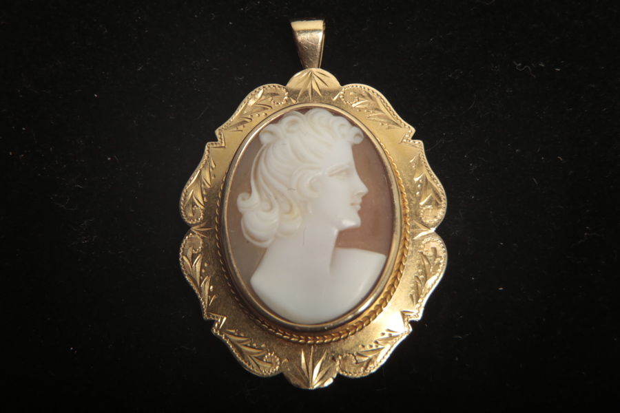 Hängsmycke i guld "Camé", 18K