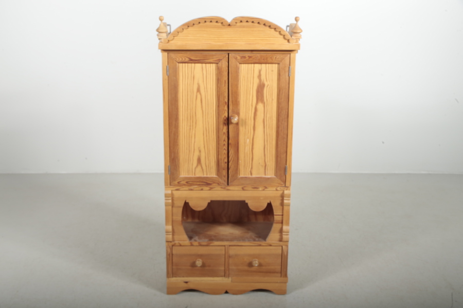 Hängskåp i furu, 1900-tal