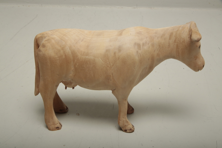 Figurin i trä- "Kossa", 1900-tal, Signerad E-30 (Elon Thorsell)