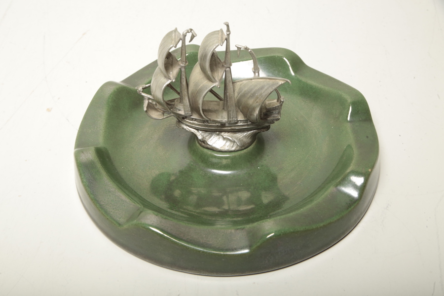 Uppsala Ekeby, Skålfat med dekoration av skepp i metall