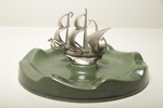 Uppsala Ekeby, Skålfat med dekoration av skepp i metall
