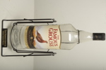 Whiskyflaska i ställning, Text: "The Famous Grouse" 4L