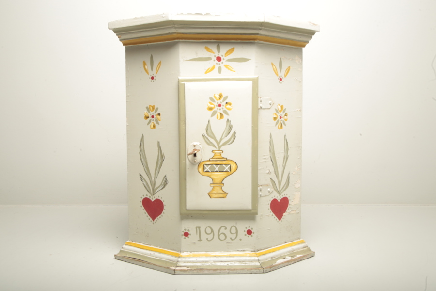 Hörnskåp, 1900-tal