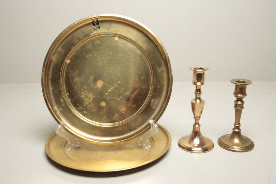 Malmljusstakar 2st & Mässingstallrikar 2st