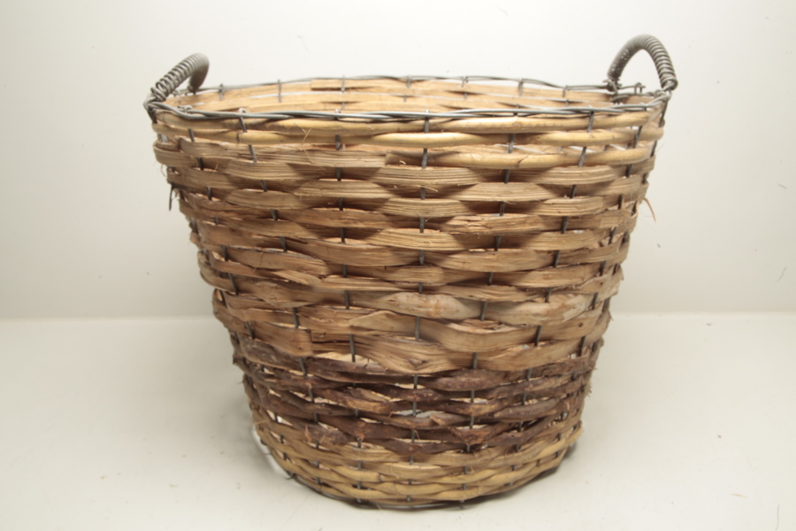 Korg med flätad metallstomme 