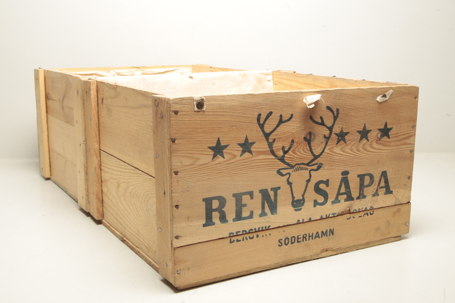 Trälåda med text: "Ren Såpa"