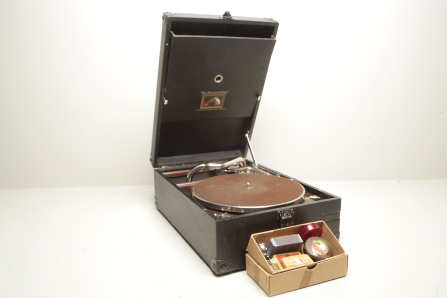 Resegrammofon, 1800/1900-tal, "His Masters Voice"