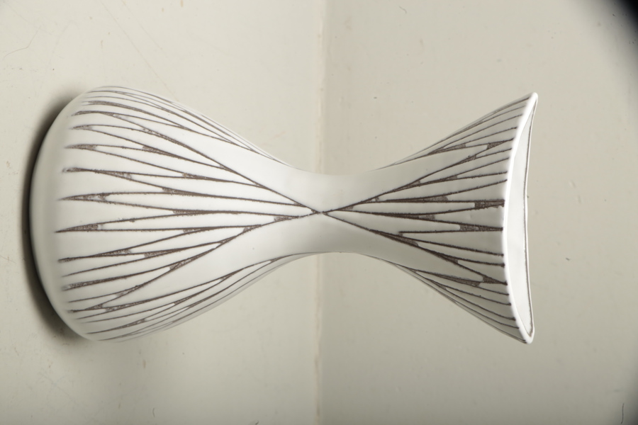 Uppsala Ekeby- Mari Simmulson, Vas "Maj", N:o 4148, Signerad