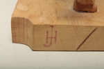 Figurin- Snidad trähäst, Signerad: JH eller HJ