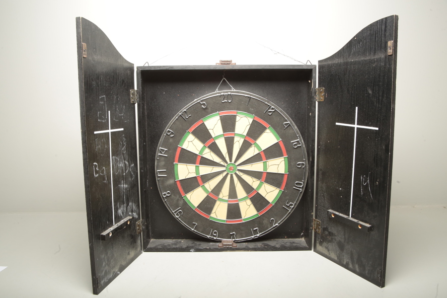 Darttavla med skåp