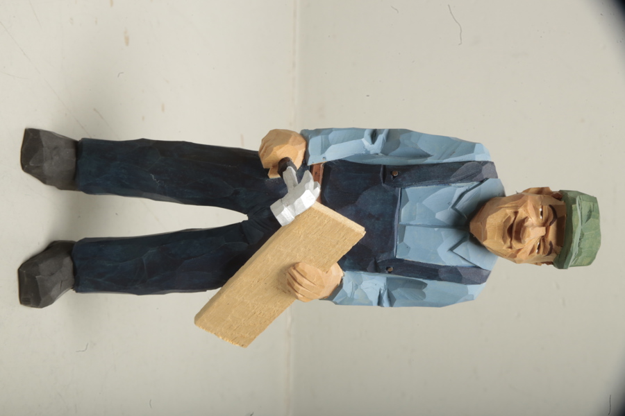 Figurin i trä- "Snickare", Signerad: Gunnarsson 