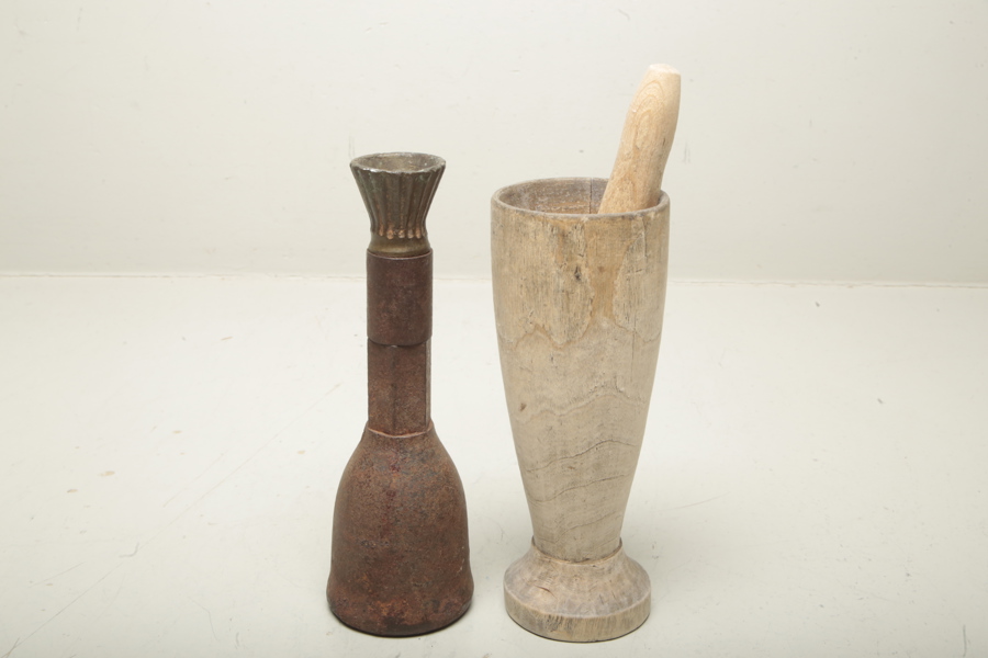 Mortel i trä, 1800/1900-tal & Ljusstake i järn 