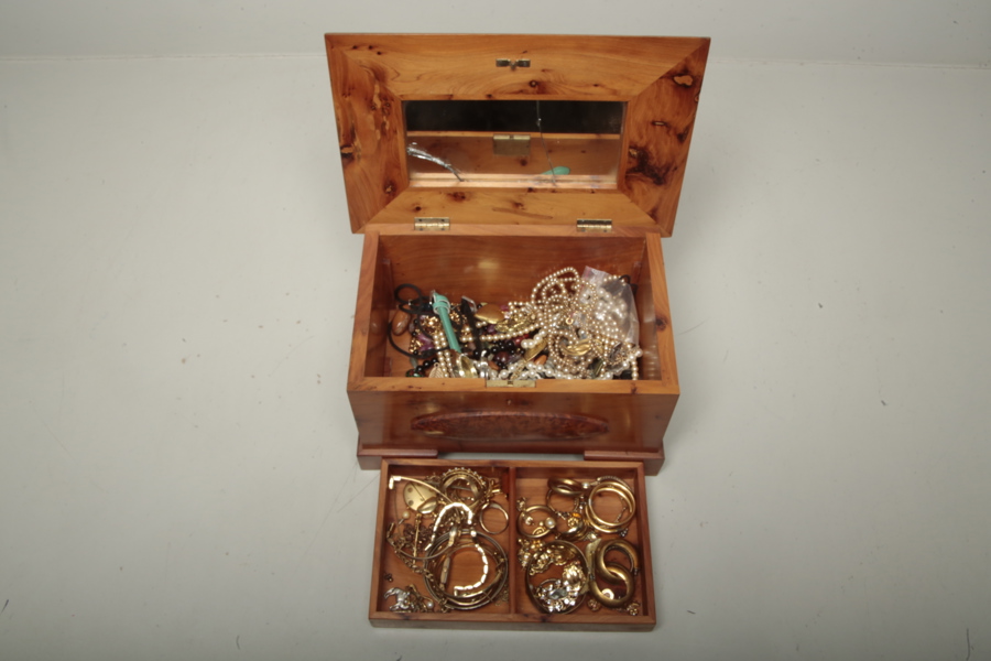 Bijouterier- Parti diverse med tillhörande skrin