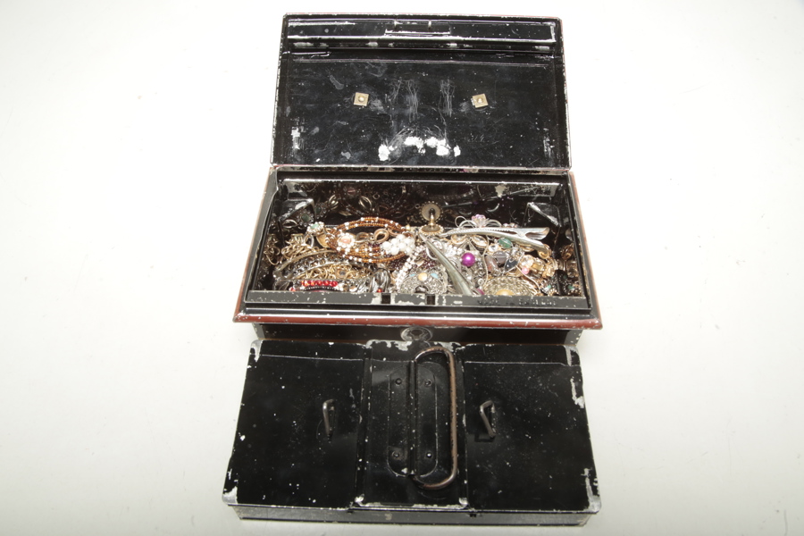 Bijouterier- Parti diverse med tillhörande plåtskrin
