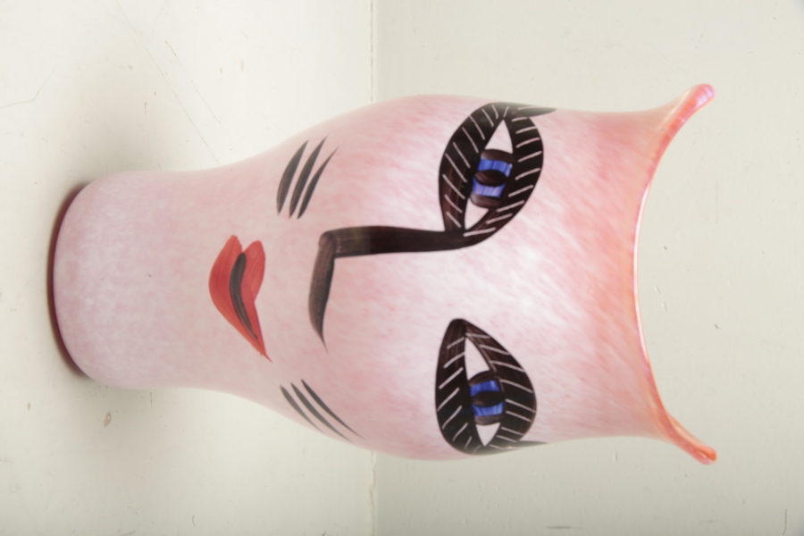 Kosta Boda- Ulrika Hydman Vallien, Vas "Open minds", Signerad