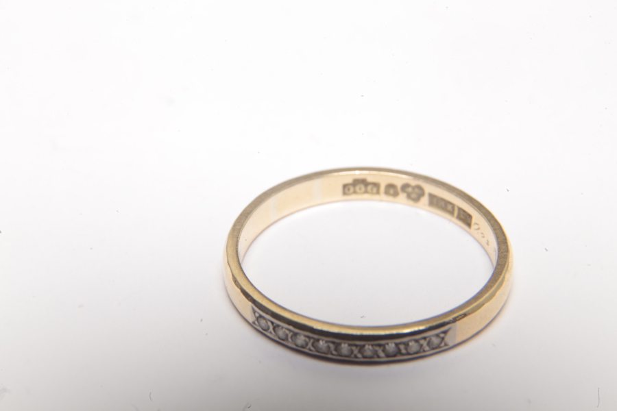 18K Guldring med 0.09c stenar