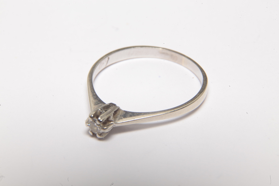 18K Ring- Vitguld med 0.9c sten 