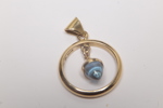 18K Guld Hängsmycke med blå sten