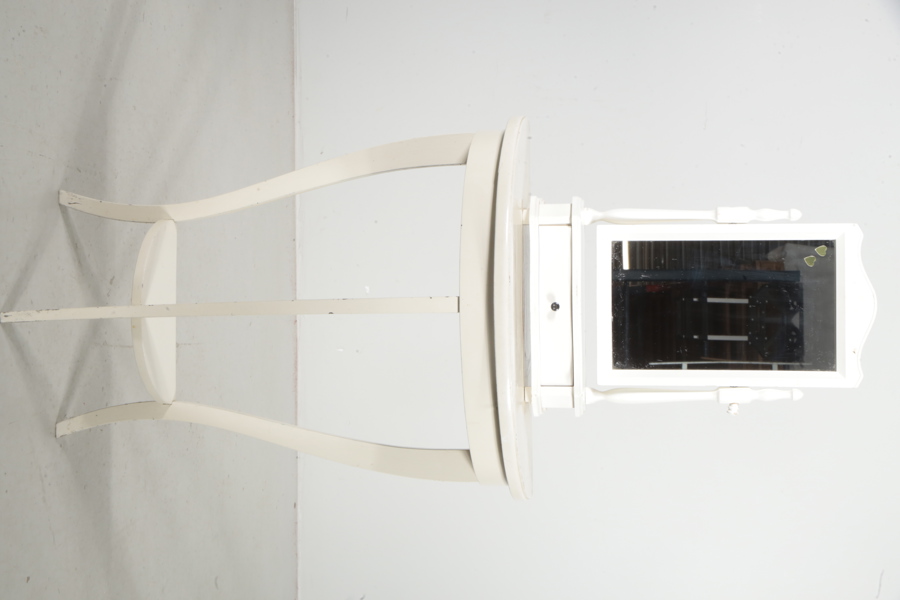 Halvmånebord, 1900-tal, med Pigtittare 