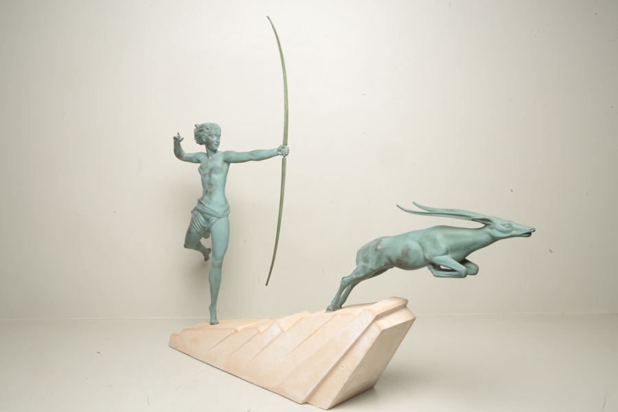 skulptur- "Jaktgudinnan Diana i jakt på gasell", Art Deco, Signerad: Demarco