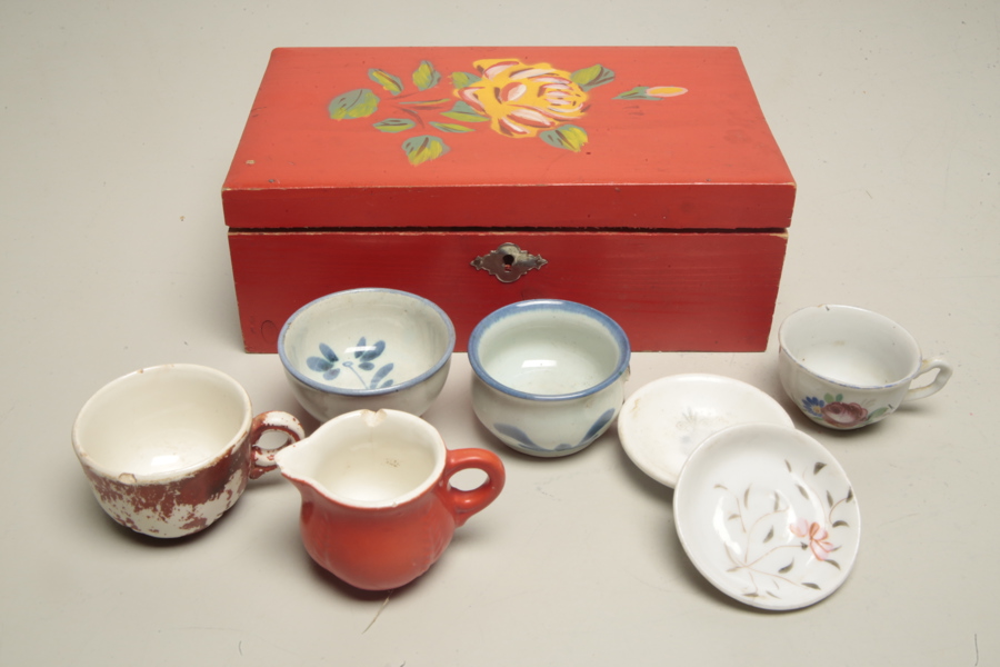 Skriv, 1900-tal, Med diverse porslin