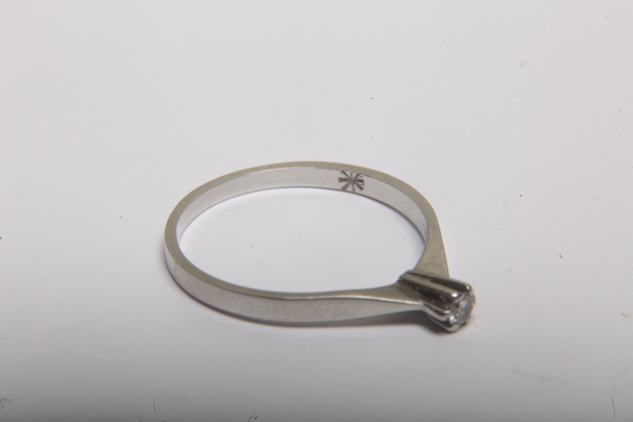18K Vitguld Ring med 0.06c sten