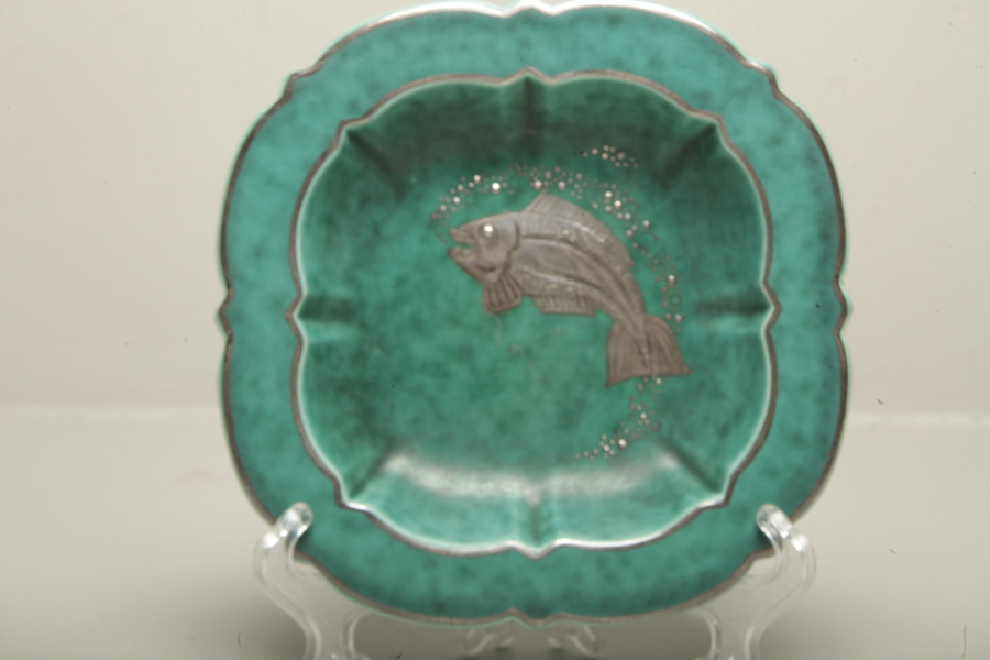 Gustavsberg "Argenta"- Wilhelm Kåge, Skålfat med silverinläggning i form av en fisk, N:o 1129