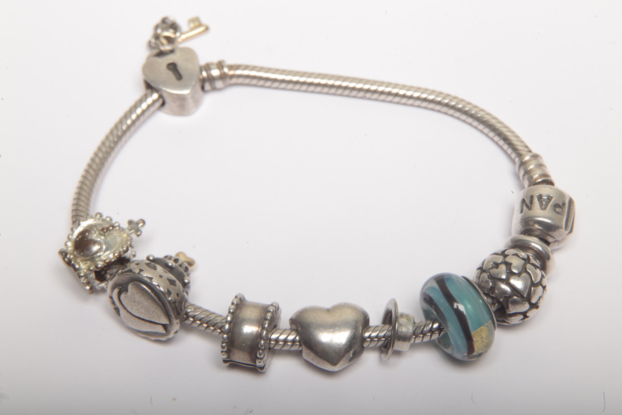 Pandora armband- Sterlingsilver, Med berlocker