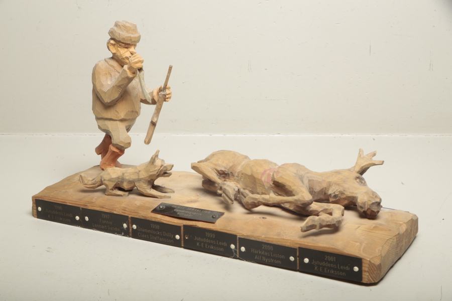 Wemer Sjöberg- Figurin i trä, "Jägare med hund & älg", Herte Jaktklubb, Vandringspris- Viltspår"