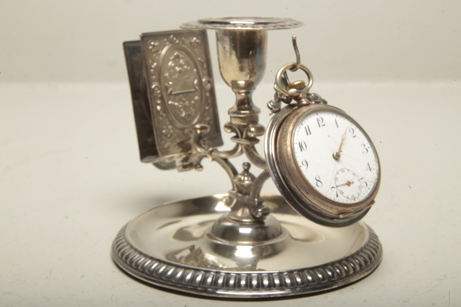 Klockställ i metall med fickur i silver, 1900-tal