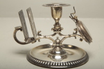 Klockställ i metall med fickur i silver, 1900-tal 