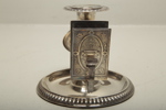 Klockställ i metall med fickur i silver, 1900-tal 