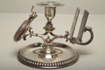 Klockställ i metall med fickur i silver, 1900-tal 