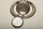 Klockställ i metall med fickur i silver, 1900-tal 