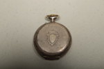 Klockställ i metall med fickur i silver, 1900-tal 