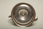 Klockställ i metall med fickur i silver, 1900-tal 
