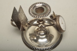 Klockställ i metall med fickur i silver, 1900-tal 