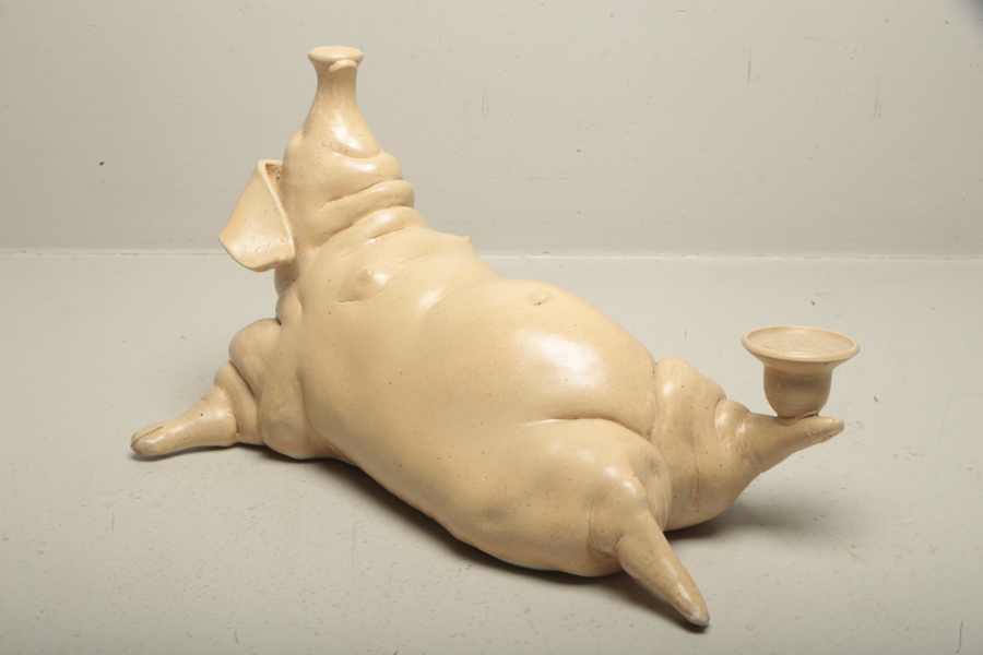 Kerstin Heurlin-Scullman, Keramik, Figurin: "Liggande gris med ljushållare"