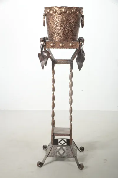 Piedestal med ytterfoder, Jugend, 1900-talets början