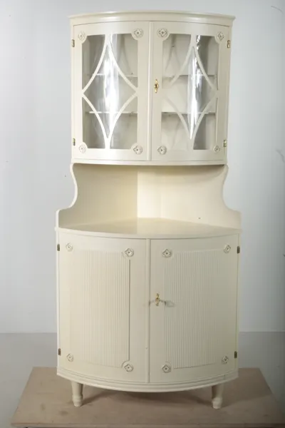 Hörnskåp, Gustaviansk -stil, 1900-tal