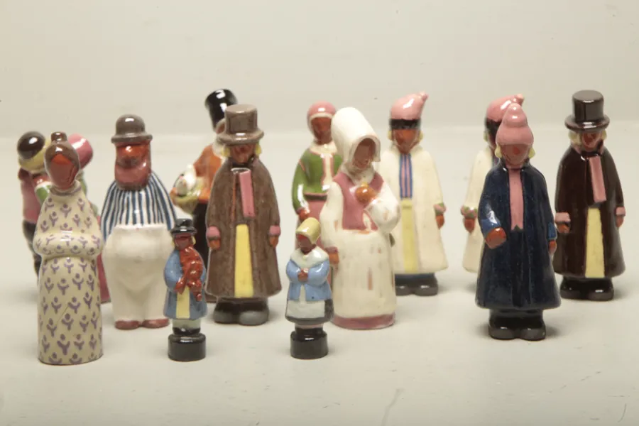 Figuriner Keramik, 13st, Signerad: Tom, Motiv: Diverse hembygdsdräkt 