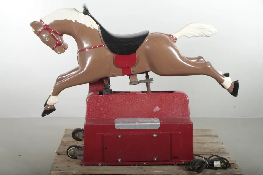 Mekanisk åkattraktion/Tivolihäst, s.k. Kiddy Ride, 1900-talets senare del