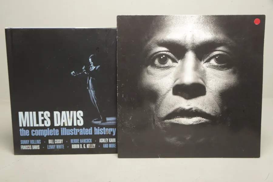 Bok & Vinylskiva- "Miles Davids"
