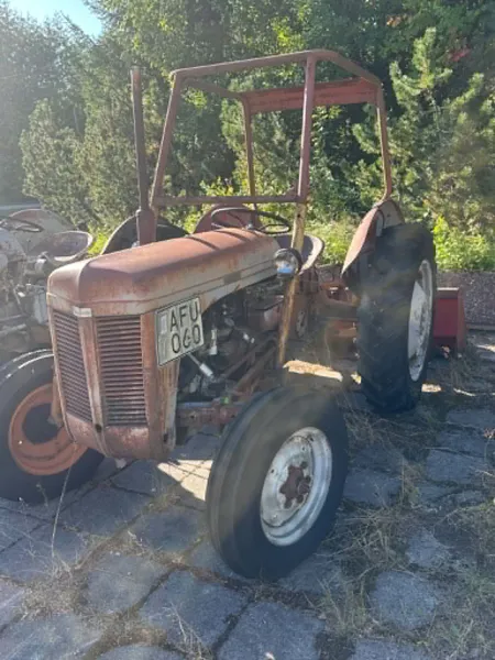 Traktor- "Ferguson TEA20, Med bakskopa & stötbåge