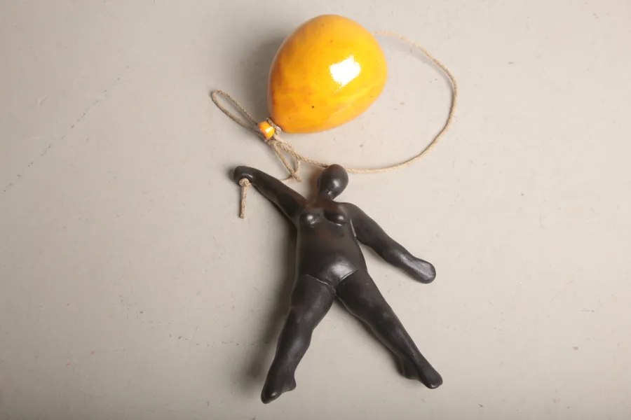 Annika Österlind- Skulptur "Hängande kvinnofigur", Stengods, Signerad 