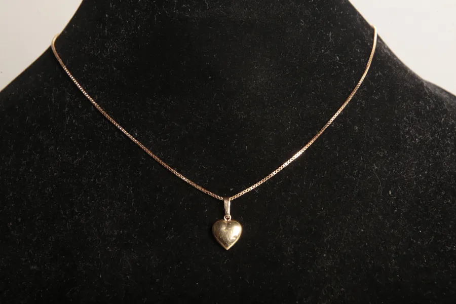 Guldhalsband, 18K Guld, Med hängsmycke i hjärtform