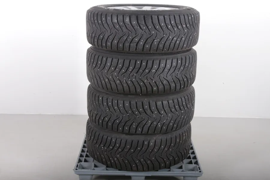 Vinterdäck- "Kumho", Aluminiumfälg, 235/60 R17